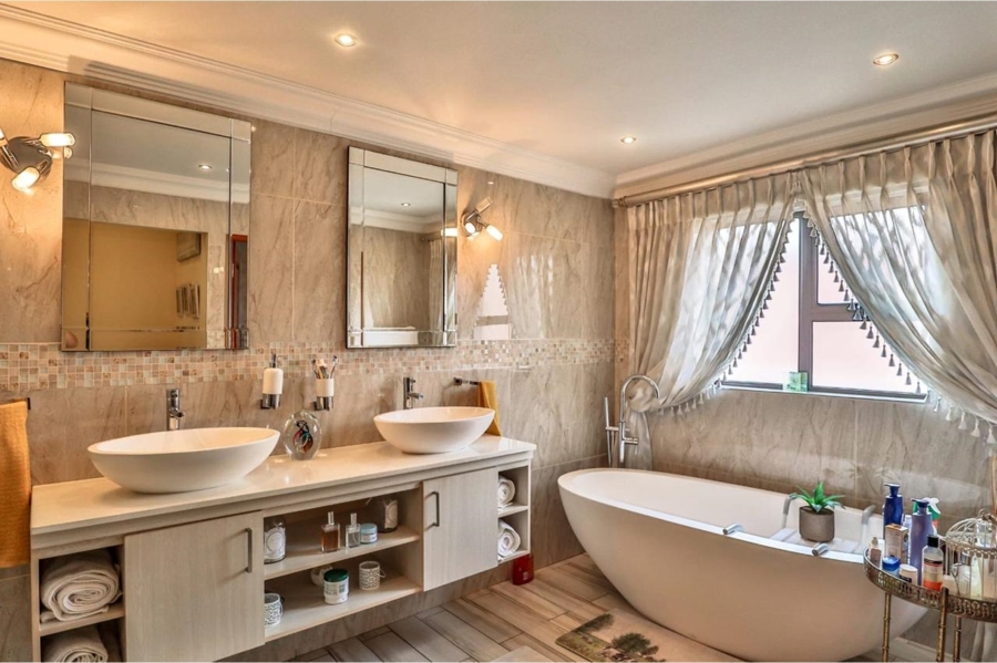6 Bedroom Property for Sale in Birdwood Estate North West